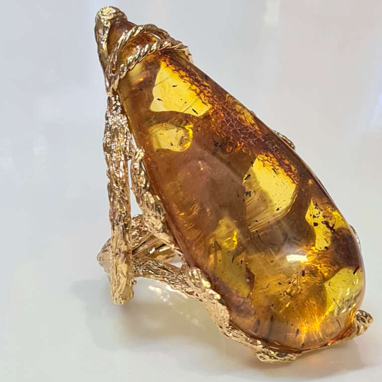 anello-scultura-goccia-ambra-1