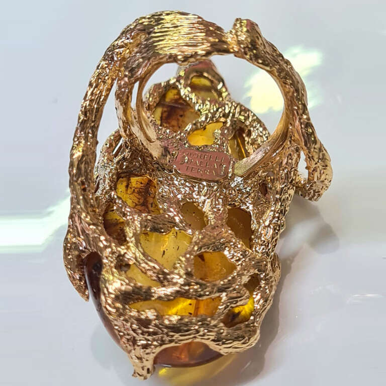 anello-scultura-goccia-ambra-2
