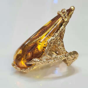 anello-scultura-goccia-ambra-4