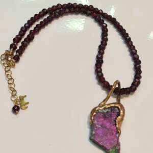 Collana con ciondolo Rubizoisite