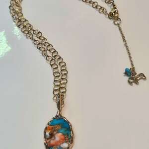 Collana con ciondolo scultura