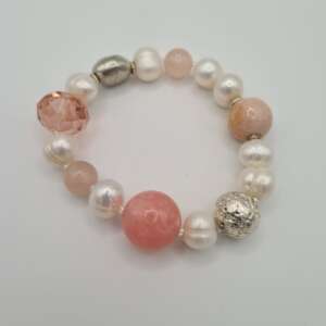 Bracciale elasticizzato fantasia rosa con Perle