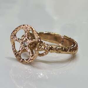 Anello Dorato Disco Traforato Preistorico con Diamante